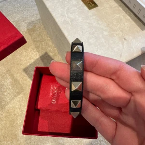 Svart valentino armband - Jättefint valentino armband, lite slitning som man ser på sista bilden men inget som märks när man har på sig det🙌🏼