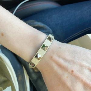 BYTE valentino armband  - Byter mitt valentino armband mot antingen ett balenciaga armband eller någon ring från Maria Nilsdotter! Det är i superbra skick, nypris 3000kr❤️‍🔥❤️‍🔥