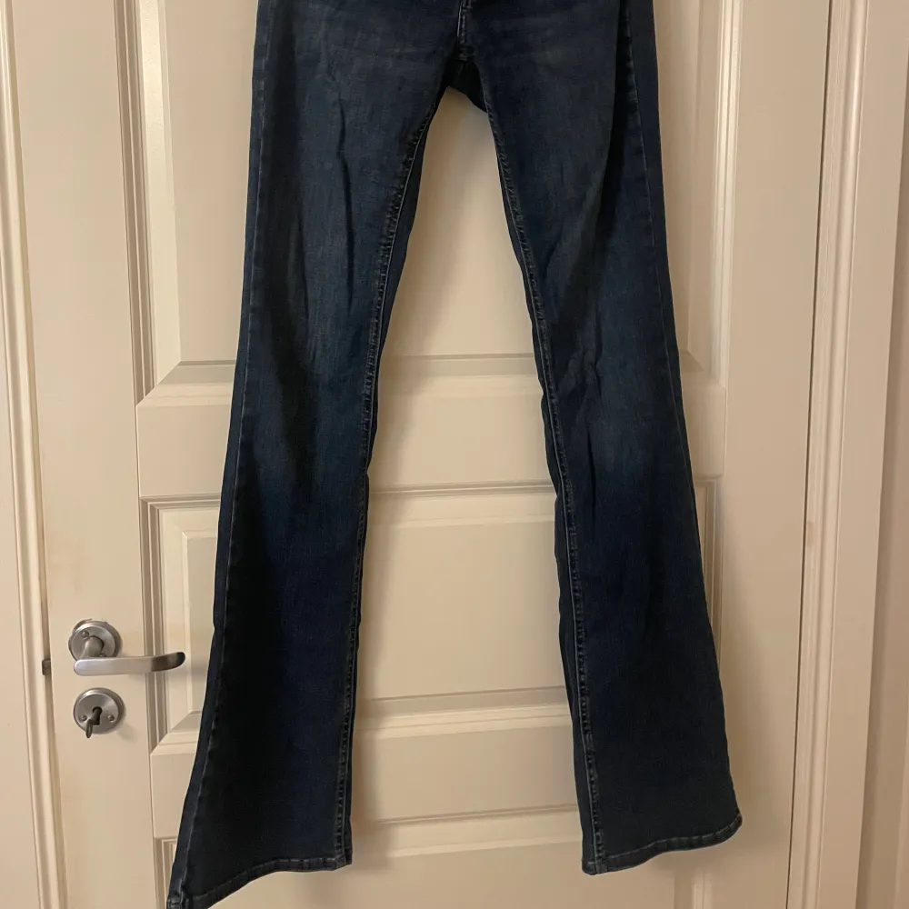 Säljer dessa fina jeans då dom inte kommer till användning, använda endast 1 gång☺️ Mörkblåa flared jeans. Jeans & Byxor.