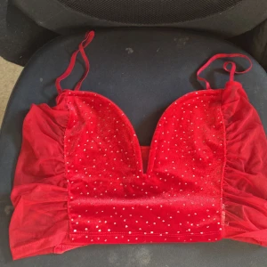 🍷Sexig röd topp🍷 - en snygg topp som formar bröstan som bara fan!!👌🏽🤩 Perfekt om man ska ut och festa eller om man ska gå på festival👌🏽✨ Kan tyvärr inte visa den på eftersom att den inte passar mig längre🥲