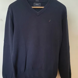 Boomerang Tröja - Säljer denna stilrena Boomerang tröjan i organiskt bomull då den är lite för liten. Skick 9,5/10. Den kostar ca 1600kr som ny, men jag säljer för 700kr. Kan tänka mig att sänka priset vid snabb affär. Vid mer info eller bilder, hör av er.