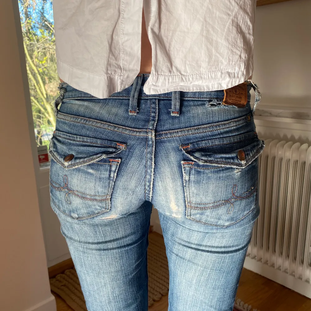 Skitsnygga lucky brand jeans med slitningar! 💞 dom är lågmidjade och utsvänga, passar xs (lägger upp två annonser för att få med alla bilder) 💞 skriv privat för fler bilder eller frågor!. Jeans & Byxor.