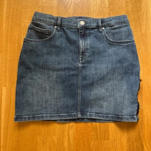 Jeanskjol från Gant - Säljer en jeanskjol från Gant då den inte längre används. Har använd ett få tal gånger så den är i mycket bra skick. Storleken är ”16 years / 176 cm” men passar mig som brukar ha xxs / xs. Kjolen har även resårband i midjan som går att dra in / ut. 