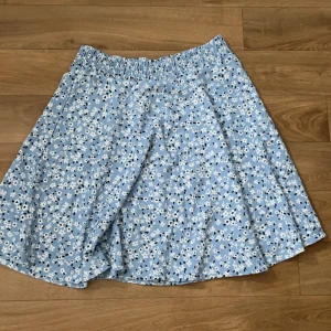 Blå blomkjol - Storlek M/L sällan använda och i bra skick 