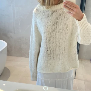 Stickad tröja - Säljer denna stickade tröjan perfekt till sommaren!