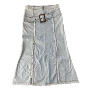Jeans kjol med bälte - Skit snygg jeans maxi kjol med bält detalj, två ”slitsar” nertill. Sitter lågmidjat på mig. Strlk 38