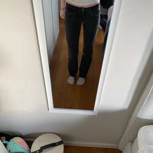 Låga svarta jeans - Jätte fina jeans som är utsvängda/raka som jag säljer för att de är lite för stora och rensar. De är precis som nya och har inga defekter, de är i storlek 38 skriv om ni har frågor.