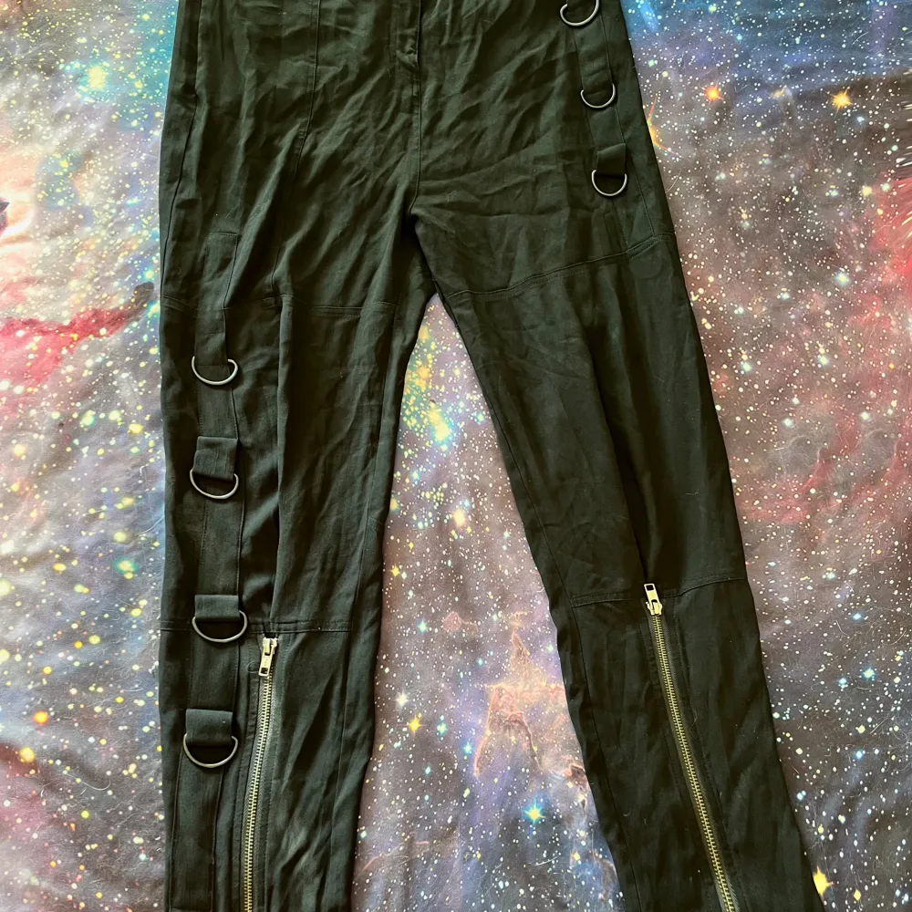 Svarta byxor från Acne Studios Midja 76 cm Höft 100 cm Innerben 84 cm Strl 40 Fint skick. Jeans & Byxor.