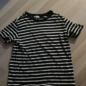 Randig tröja  - Söt randig t-shirt från hm i storlek M. Aldrig använd och är i toppen skick. 