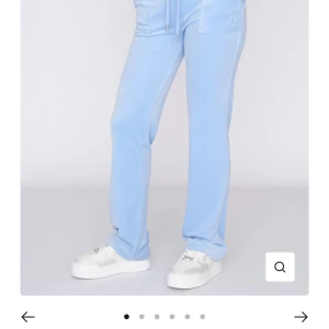 Juicy Couture byxor - Säljer mina jättefina juicy byxor då dom bara ligger i garderoben. Använda ett fåtal gånger och är i super skick. Det är därför jag säljer dom för halva priset.🥰