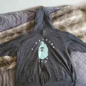 Vintage Bape Full Zip - Vintage Bape ull zip från 2006, as bra skick, passar inte min stil längre så säljer den.XL men passar L. Pris kan förhandlas och tar trades