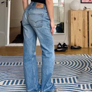 Så fina Levis jeans, lågmidjade, köpta i en vintage butik för 600kr. Passar storlek S-XS