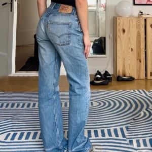 Levis 501 - Så fina Levis jeans, lågmidjade, köpta i en vintage butik för 600kr. Passar storlek S-XS
