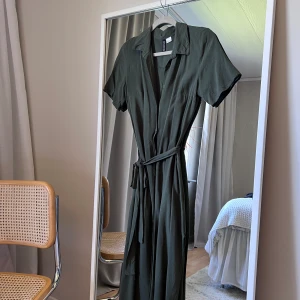 Skjortklänning  - En snygg skjortklänning i tunnt & luftigt material.  Från HM, storlek 36.  200:-. 