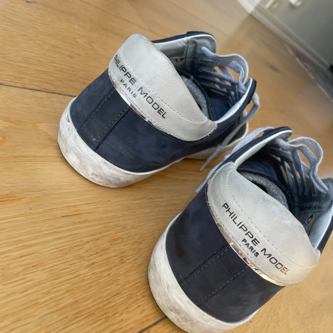 Säljer mörkblå Philippe Model storlek 41! Kvitto finns! Nypris: 4000kr Säljes för: 2799kr Knappt använda och i mycket fint skick. - 90