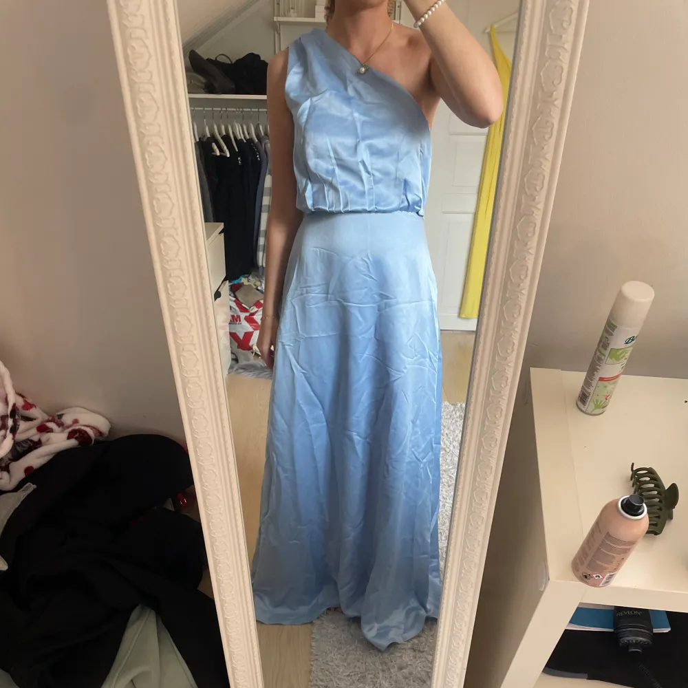 Jag säljer denna superfina balklänningen som jag köpte till min val förra året men jag valde en annan klänning istället och glömt skicka tillbaka denna! Den är helt oanvänd och ny med lappen kvar ❤️skriv för fler bilder! Nypris 1 139 kr. Klänningar.