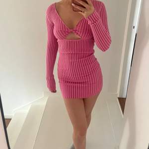 En randig rosa klänning, säljer då de inte är min stil🩷
