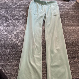 Juicy byxor - Helt okej Skick ett par  Juicy byxor Tappat metallsaken på snörena å små små fläckar