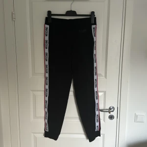 Moschino mjukisbyxor - Använda en gång, medium i storleken men tajta på mig. 