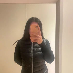 Moncler Cardigan - Super fin vår/höst jacka. Säljs på grund av att den var för stor för mig då jag gått ner i vikt. 