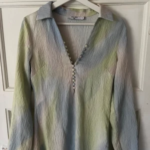 NAKD KLÄNNING - Säljer denna superhärliga klänningen från Moa Matssons kollektion med NAKD i storlek 36🙌🏻 köpt här på plick men endast testad av mig!