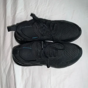 Nike 270 skor - Säljer mina skitfina 270 Nike skor!! Använda ett fåtal gånger 💕💕