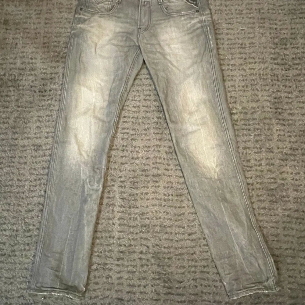 Högkvalitativa replay jeans i modellen anbass och storleken W30 L32. Jeansen köptes för ca 1500kr. Jeansen är väl använda med slitningar som ska vara där. Priset kan diskuteras vid snabb affär.. Jeans & Byxor.