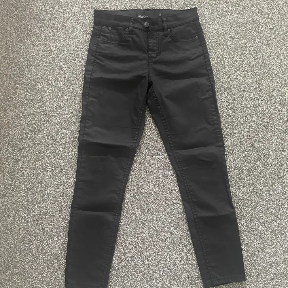 Sköna jeans från Loul edition! Materialet påminner om skinnbyxor.. Jeans & Byxor.