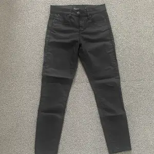 Sköna jeans från Loul edition! Materialet påminner om skinnbyxor.