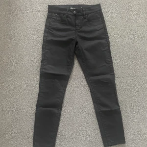 Jeans - Sköna jeans från Loul edition! Materialet påminner om skinnbyxor.