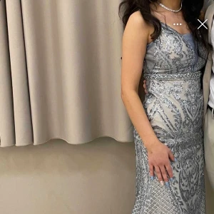 Festklänning/ balklänning  - Festklänning/ balklänning storlek 34/36. Använd en gång. Pris kan diskuteras vid snabb affär. 