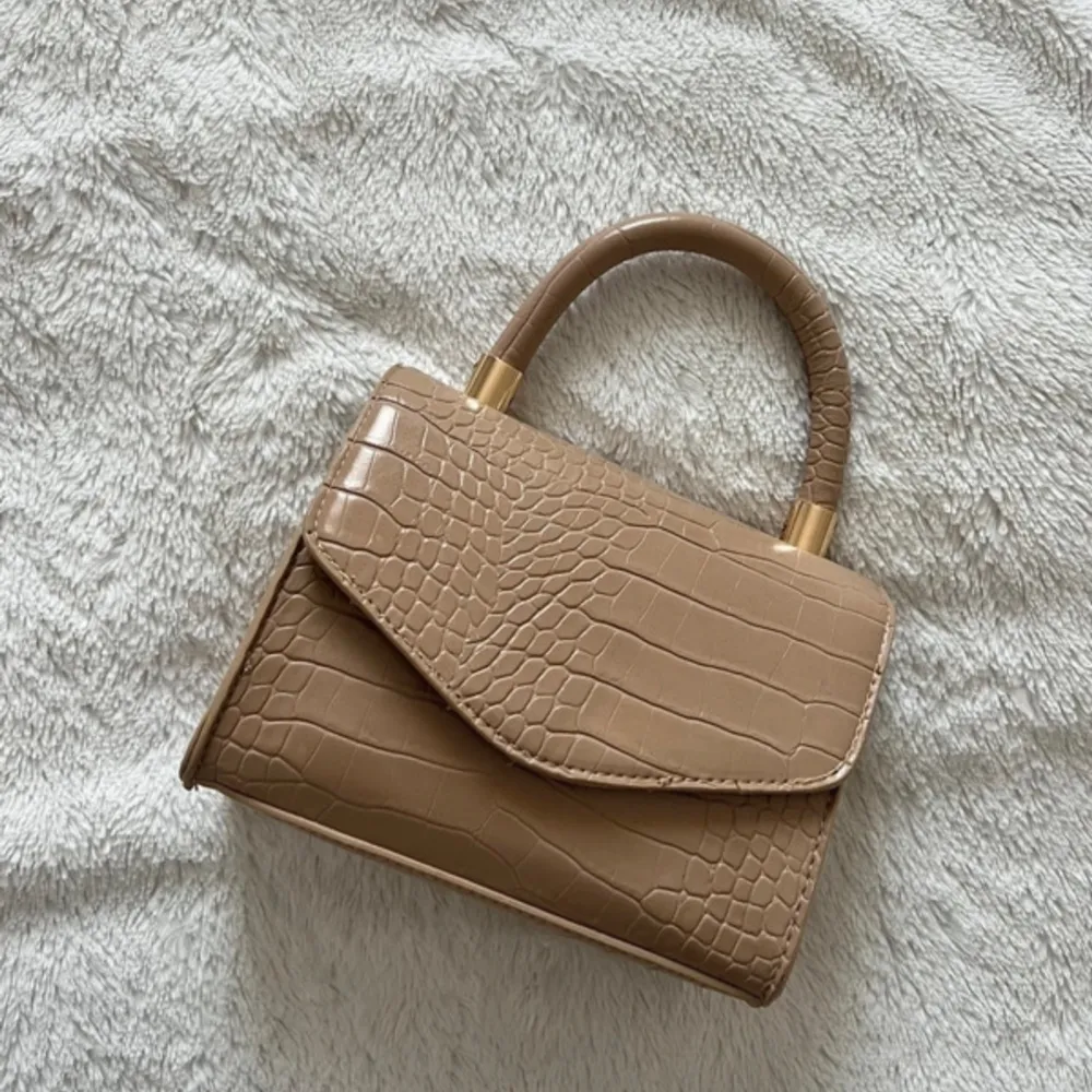 Can be worn as handbag or crossbody. Perfect condition. Gold details.. Väskor.