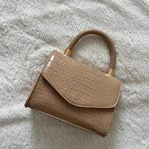Beige crossbody handbag - Can be worn as handbag or crossbody. Perfect condition. Gold details.