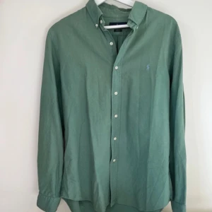 Fräsch Ralph Lauren skjorta - Fint skick, inga fläckar, inga hål, snygg grön färg till sommarn, går att diskutera pris