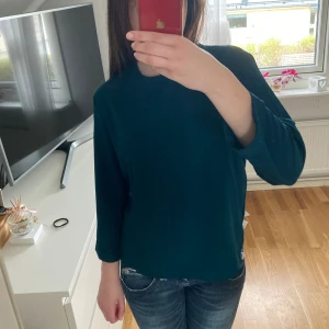 Stilren blus - Mörkgrön blus från Mango med lite kortare ärmar, säljer då den inte kommer till användning