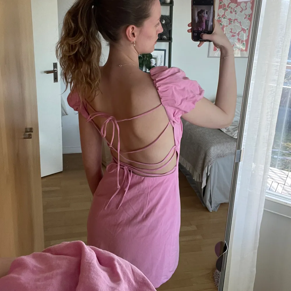 Supersnygg rosa klänning från zara! Endast använd två gånger, så den är i väldigt bra skick🙌🏼perfekt till sommaren o midsommar😍säljer då den är lite kort på mig som är 175🥲 . Klänningar.