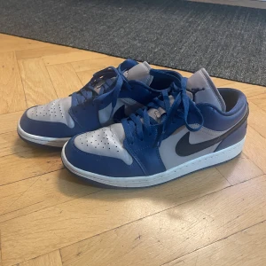 Air Jordan 1 - Säljer min mammas Jordans då hon inte använder dom så mycket. Köpta på Zalando för 1305 men nu slutsålda. Kvitto finns. Lågt pris då jag gärna blir av med dom