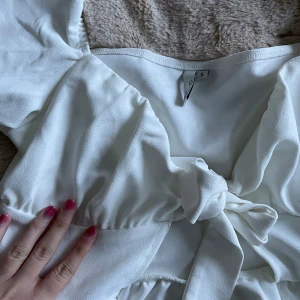 Söt vit topp med knyt från NLY - Jättesöt vit topp från NLY trend med knyt vid bröstet. Oanvänd. Säljs då den är för stor, pris kan diskuteras 💗
