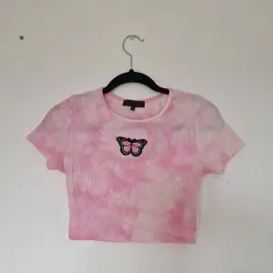 En kort rosa tröja med fjäril på oanvänd 🌻 Perfekt till sommaren😇