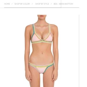 Trendig bikini - HELT OANVÄND! Supersnygg rosa bikini med detaljer på sidorna! Köptes för 500 kr utomlands.