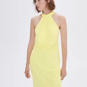 Säljer denna underbara gula klänning! Hade tänkt ha den som balklänning men ångrade mig i sista sekund. Den är aldrig använd och har fortfarande prislappen på sig. Storlek: XS!  Köpte klänningen för 1049, och säljer för 400 kr (Diskuterbart såklart!💛