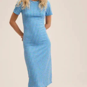 Rutig klänning - Första bilden lånad (för uppfattning av passform)!  Gingham midiklänning från MANGO. Oanvänd. Köpte för två somrar sedan men inte kommit till användning tyvärr. Finns en liten slits längst ner på baksidan.