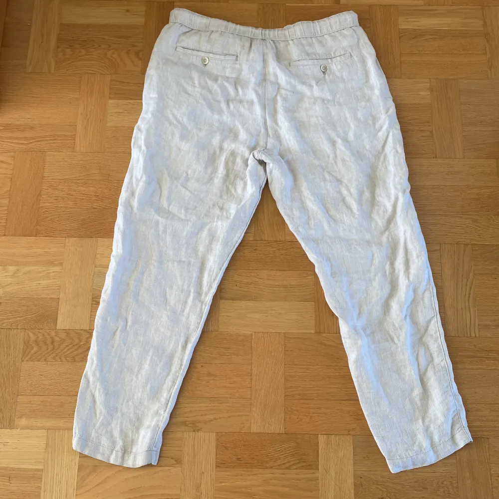 Säljer nu denna sjukt snygga linnen byxorna från Zara som är perfekta inför sommaren! Materialet är 100% linnen. Byxorna passar på dig som är runt 175-185. Skriv vid frågor eller funderingar!. Jeans & Byxor.