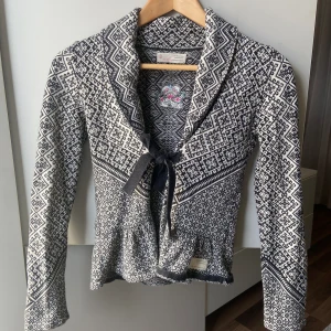 Odd Molly kofta🌸 - En super söt Odd Molly kofta😍 I mycket fint begagnat skick! Ordinariepris ca 3000 och säljer nu för 250✨pris kan diskuteras 