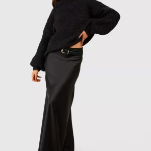 Lågmidjad satinkjol - Lågmidjad satin kjol från boohoo, andvänd fåtal gånger så jättebra skick💖