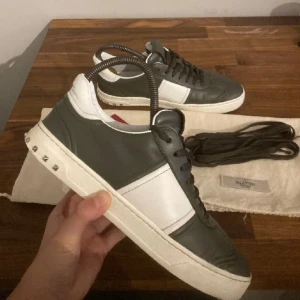 Valentino Flycrews - Säljer dessa riktigt feta Flycrews. Använda en del därefter priset, mindre defekt på högra skon men lätt att fixa. Saknas 4 nitar.