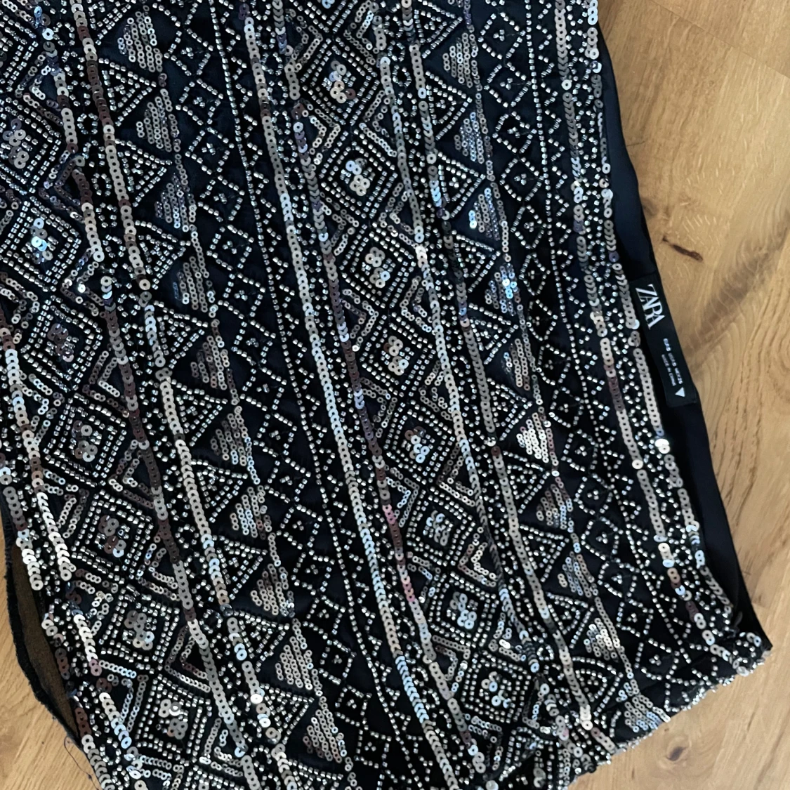 Glittrig kjol från Zara - 90