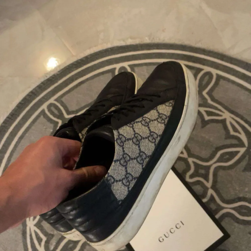 Hej! Jag vill sälja mina gucci sneakers då jag har vuxit ur dem. Ny priset är runt 6000 och skicket är helt okej skriv till mig för fler bilder. MVH/ Alex. Skor.