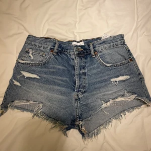 Jeansshorts - Denimshorts med medelhög midja från Zara. Jag har använt dessa max 2 gånger, så de är i jättefint skick. <3