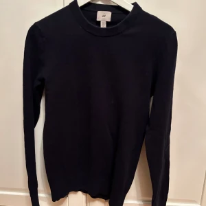 Tröja i Kashmir - Storlek Xs från HM. 85% bomull 15% Kashmir. Haft den några månader men inte använd så mycket. Inget fel alls på tröjan. Slim fit 